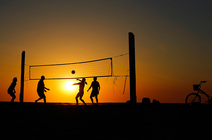 play beach volleyball图片