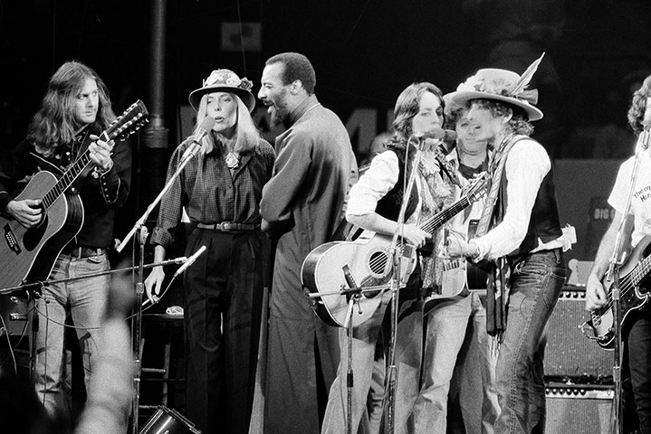 Roger McGuinn, Joni Mitchell, Richie Havens, Joan Baez and Bob Dylan perform in the Rolling Thunder Revue