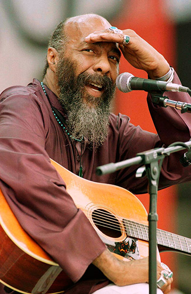 Richie Havens talks to the audience on the second of three days of a music 