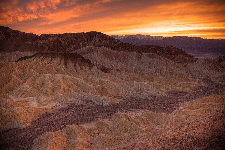 Discovery North America: sunset in death valley