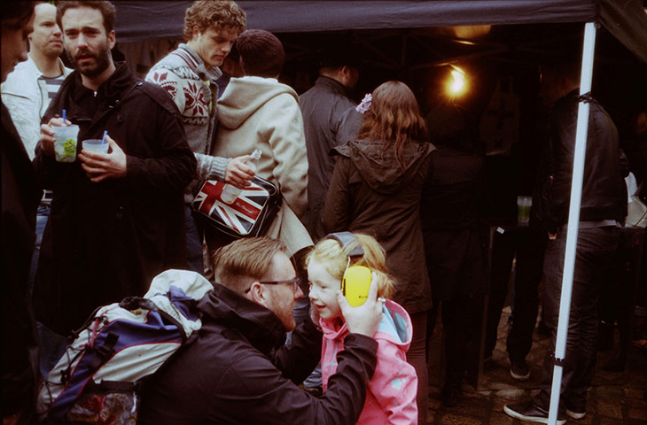 The xx in Berlin: Child in headphones