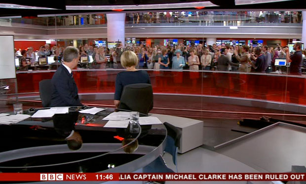 Queen Photobombs Bbc Newsroom As She Opens Broadcasting House Uk News