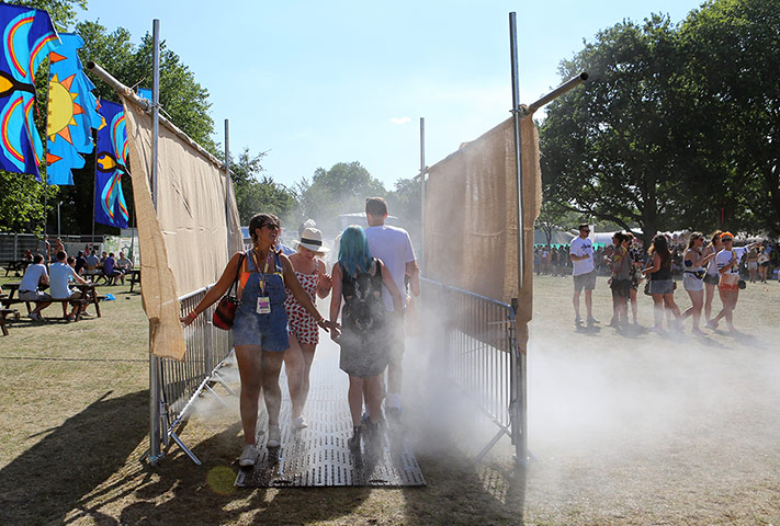 Lovebox: A mist spray corridor cools festival goers down on day one of Lovebox