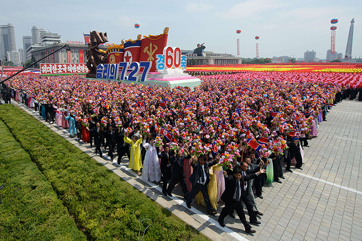 North-Koreans-wave-flower-001.jpg