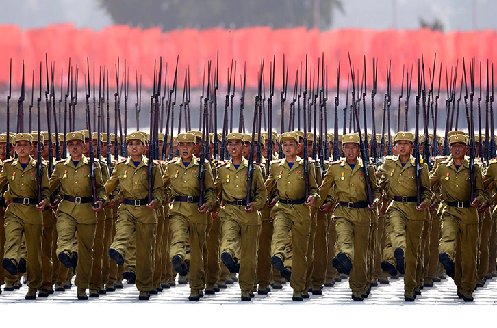Soldiers-march-in-sync-wh-002.jpg