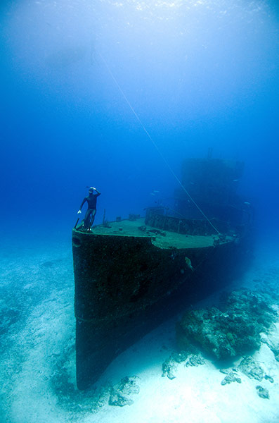 Free diving: Wreck off the island of Cozumel, Mexico