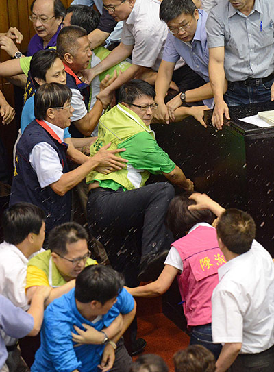 Pan-Mon-an-a-legislator-f-007.jpg
