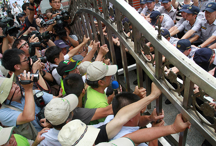 Protestors-try-to-open-th-011.jpg