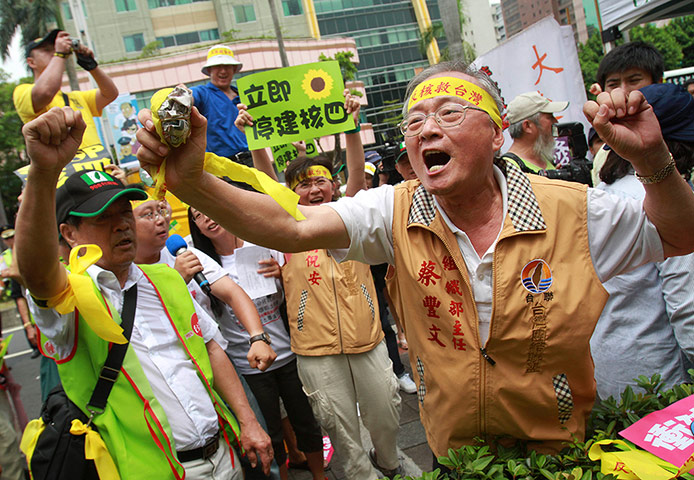 Tempers-flare-outside-the-012.jpg