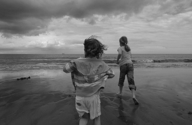 GreatSummerPhotos: Girls on the beach in gloomy weather