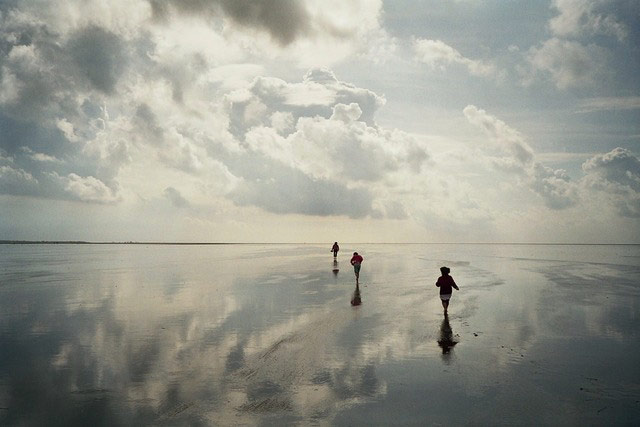 GreatSummerPhotos: Walking at high tide