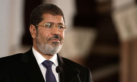 m- v% q 埃及总检察官把穆尔西和14名穆兄会成员移交开罗一个刑事