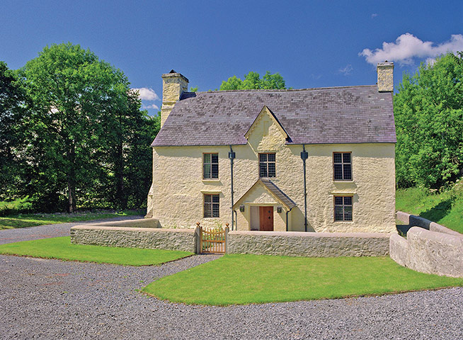 Cool Cottages:Carmarthen.: Neuadd Fawr exterior