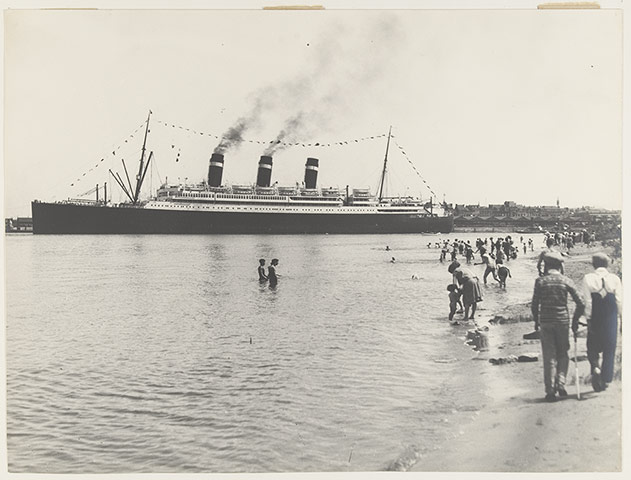 Red Star Line: Belgenland II and bathers