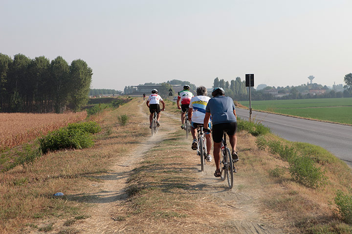 River Po cycle path: Cyclists on the bank of the river Po
