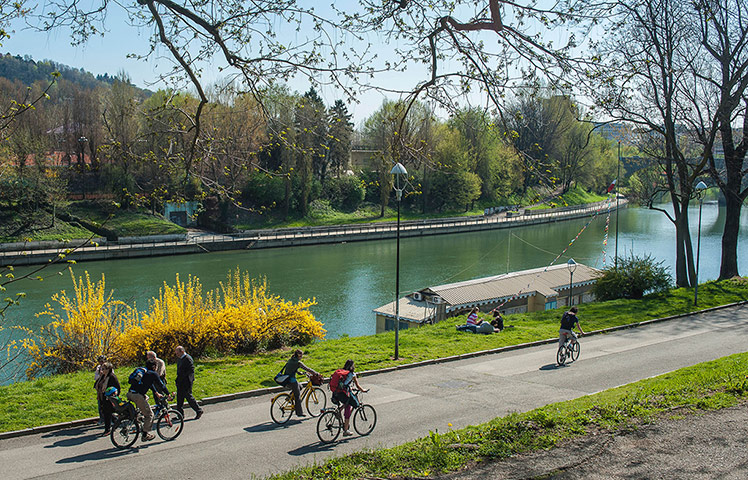 River Po cycle path: Turin cyclists