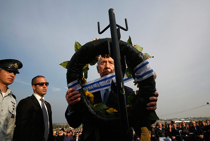 20 Photos: Israel's President Peres lays wreath during the funeral of Ariel Sharon