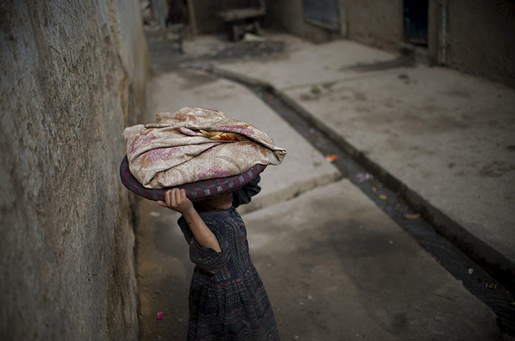 20 Photos: An Afghan child carries bread through the old quarters of Kabul
