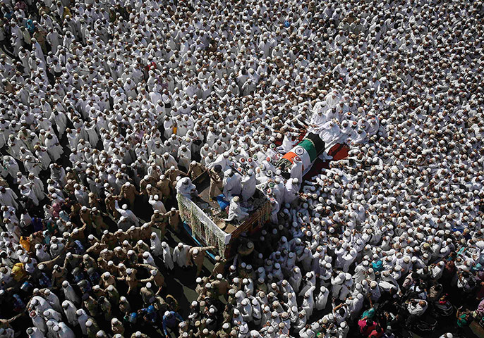 20 Photos: Dawoodi Bohra Muslims crowd around the body of Syedna Mohamed Burhanuddin