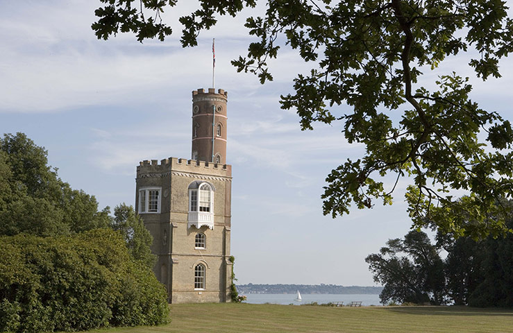 Cool Cottages Hampshire : Luttrells Tower, 