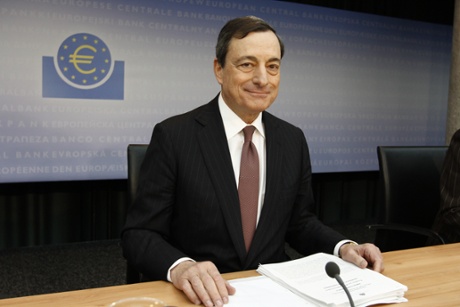 The President of the European Central Bank, Mario Draghi (R) and Vice President Vtor Constncio, prior to the press conference at the European Central Bank headquarters 9 January 2014 in Frankfurt.