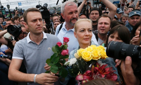 Интервью Алексея Навального британской газете The Guardian (перевод) Description: Navalny with his wife, Yulia, in Moscow after his release from jail in Kirov in 2013. He was imprisoned for embezzlement but unexpectedly released.
