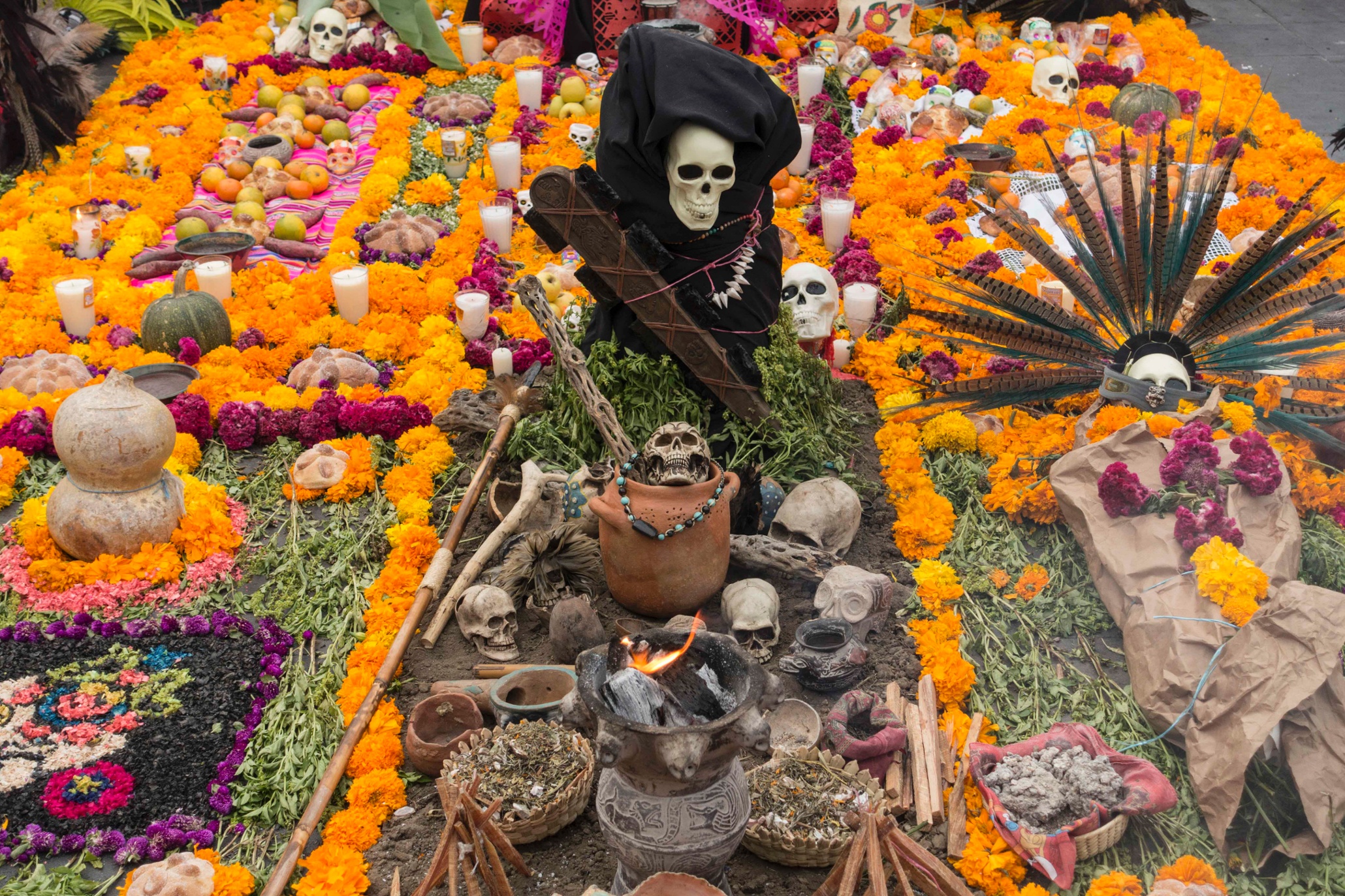 Актуальность дня мертвых. Мексика Лос Муэртос кладбище. Санта Муэрте Мексика карнавал. Диа де Лос Муэртос — день мертвых в Мексике. Мексика праздник мертвых могилы.