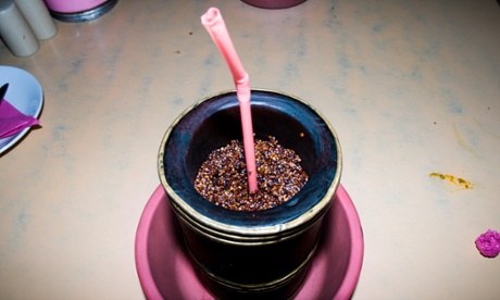 BAJ7NW tibetan style millet beermilletbeerdrinktibettibetanchangtongbanepalnepalichhaangpinkstrawalcoholicbeveragedrinkingcafebarleyricefermentedbutansikkimdarjeelinghimalayashimalayanregionregionshotservedcoldwoodenmugjugflaskpintyeastginger