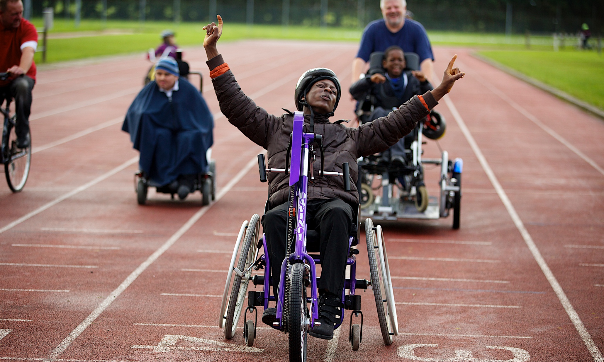 Инвалиды разных групп. Люди с ограниченными возможностями. Равенство инвалидов. Много инвалидов в США. Футбол для людей с ограниченными возможностями.