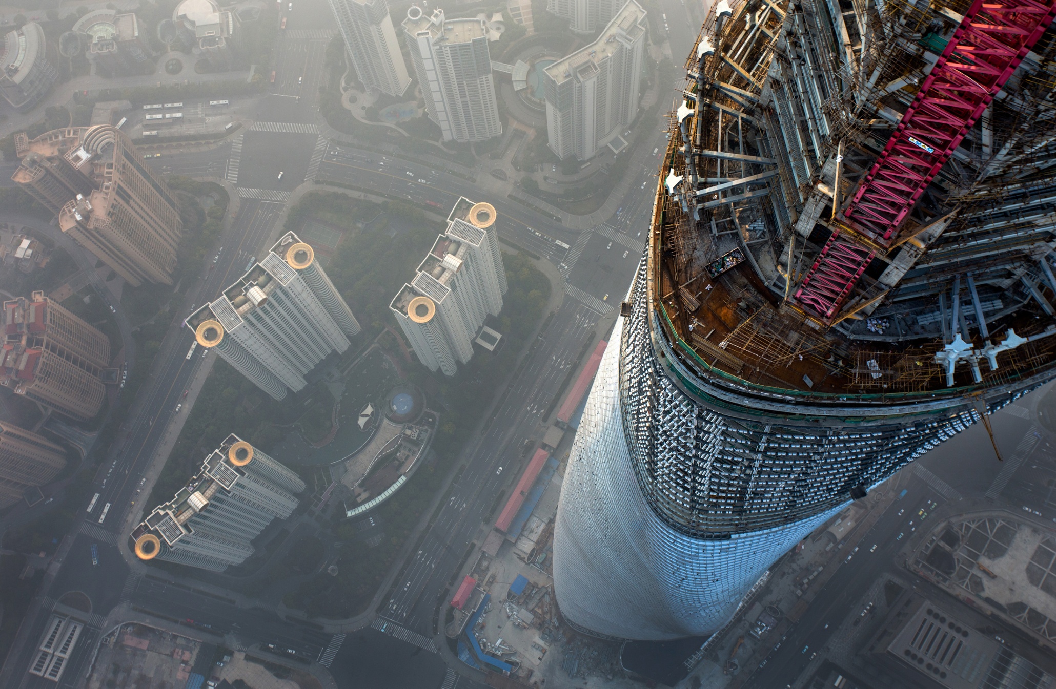 Tower climb. Шанхайская башня 650. Раскалов Виталий Шанхай. Башня Шанхай 650 метров. Виталий Раскалов руфер.