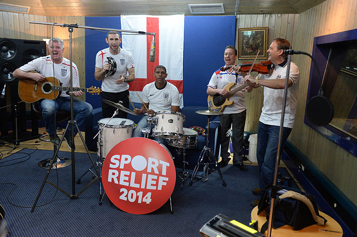 footballers singing: Gary Pallister, Martin Keown, Carlton Palmer, Kenny Sansom and Gary Mabbutt