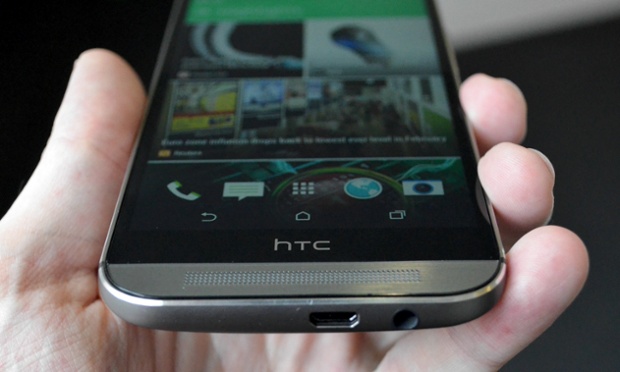 Can I use an external microphone to make recordings on a smartphone?