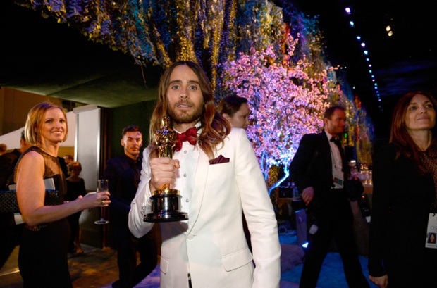 Jared Leto poses with his Best Performance by an Actor in a Supporting Role award at the Oscars Governors Ball