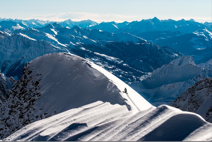 Killer Loop Click: Sebastian Friesl high above the Aosta Valley