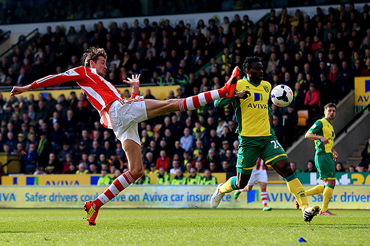 round-up: Peter Crouch stretches in vain to reach a cross