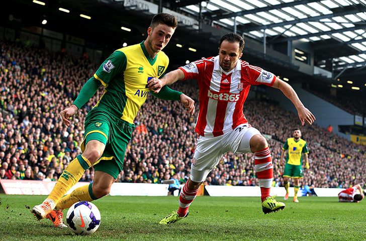 Saturday Round-up: Ricky van Wolfswinkel shields the ball from Matthew Etherington