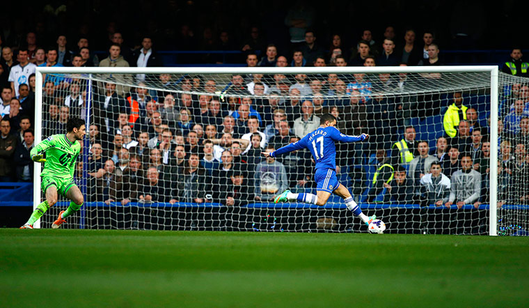 Saturday Round-up: Chelsea's Hazard runs past Tottenham Hotspur's Lloris 