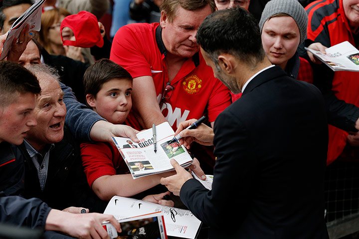 United v Norwich: Ryan Giggs signs autographs