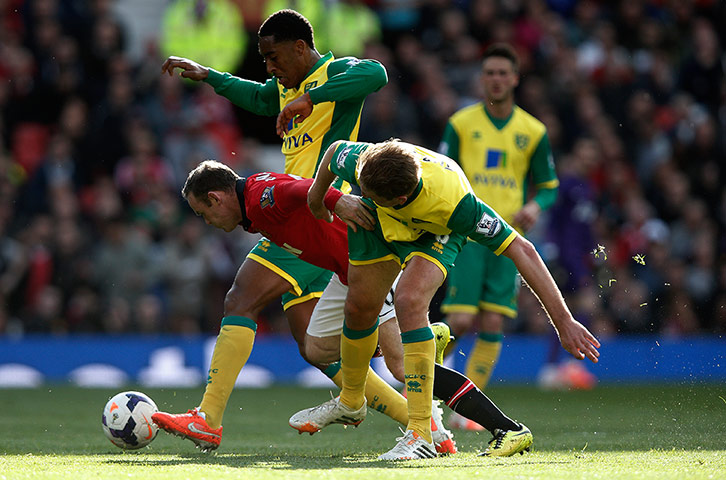 Tom Jenkins United: Rooney tries to get between Fer and Turner