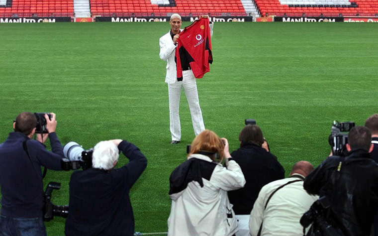 rio at united: Rio Ferdinand signs for Manchester Utd