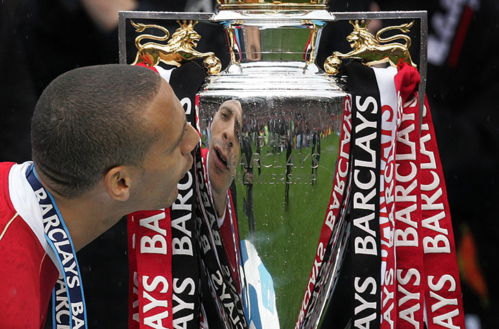 rio at united: Rio with trophy