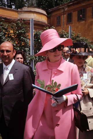 Italian singer-songwriter Don Backy, born Aldo Caponi, shot in a spontaneous pose while he points a pen at someone who is out of the framing addressing with a funny expression. Milan (Italy), 1972.