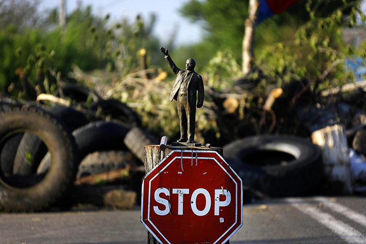 20 Photos: A statue of Lenin in front of a pro-Russia barricade in Slavyansk, Ukraine