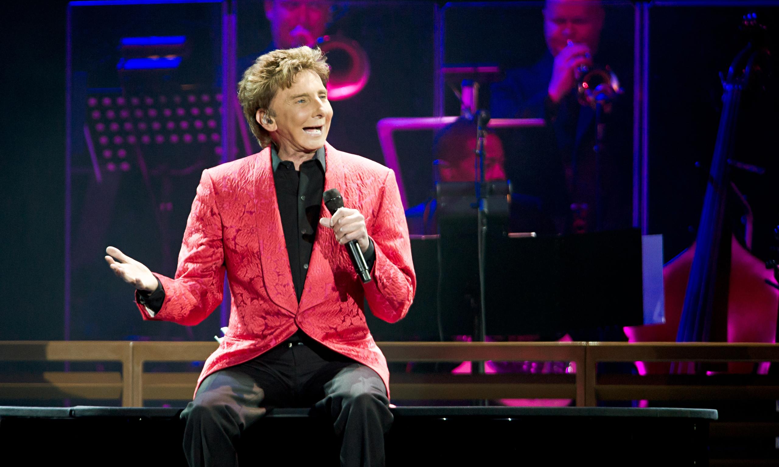 Barry Manilow review – pure Vegas kitsch retuned for an arena show ...