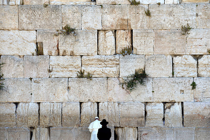20 photos: Pope Francis prays at the Western Wall with a Rabbi in Jerusalem, Israel