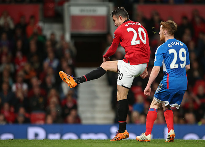 Hull Manchester United: Giggs sets up Robin van Persie for Manchester United's third goal