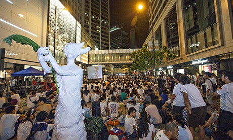 Hong Kong police begin removing demonstrators