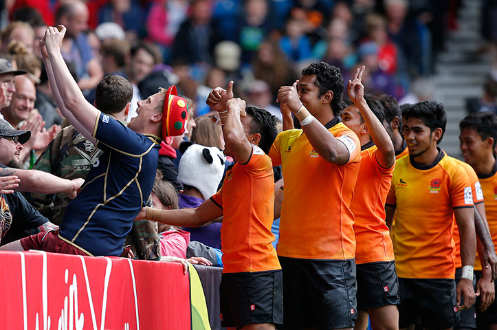 Rugby Sevens TJ: Fans gets pictures with the Malaysians on their lap of honour