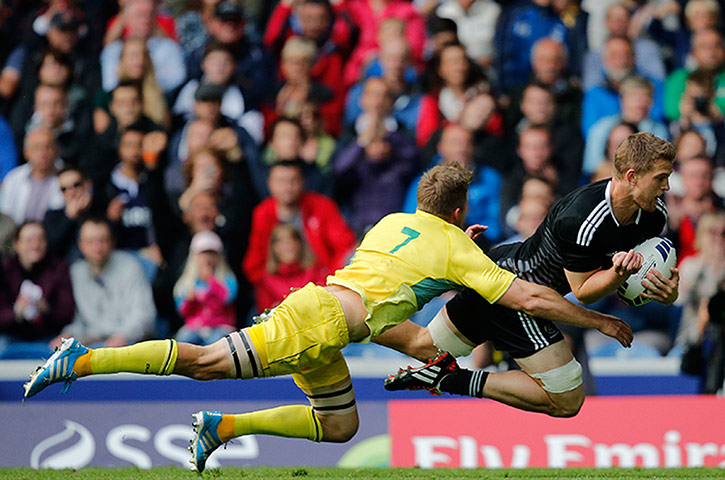 Rugby Sevens TJ: Scott Curry of NZ dives past Cameron Clark