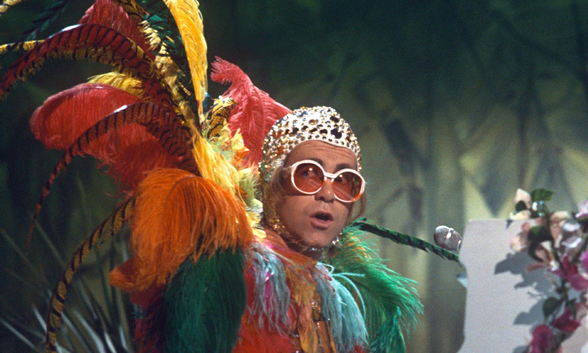 Elton-John-in-1977-012.jpg